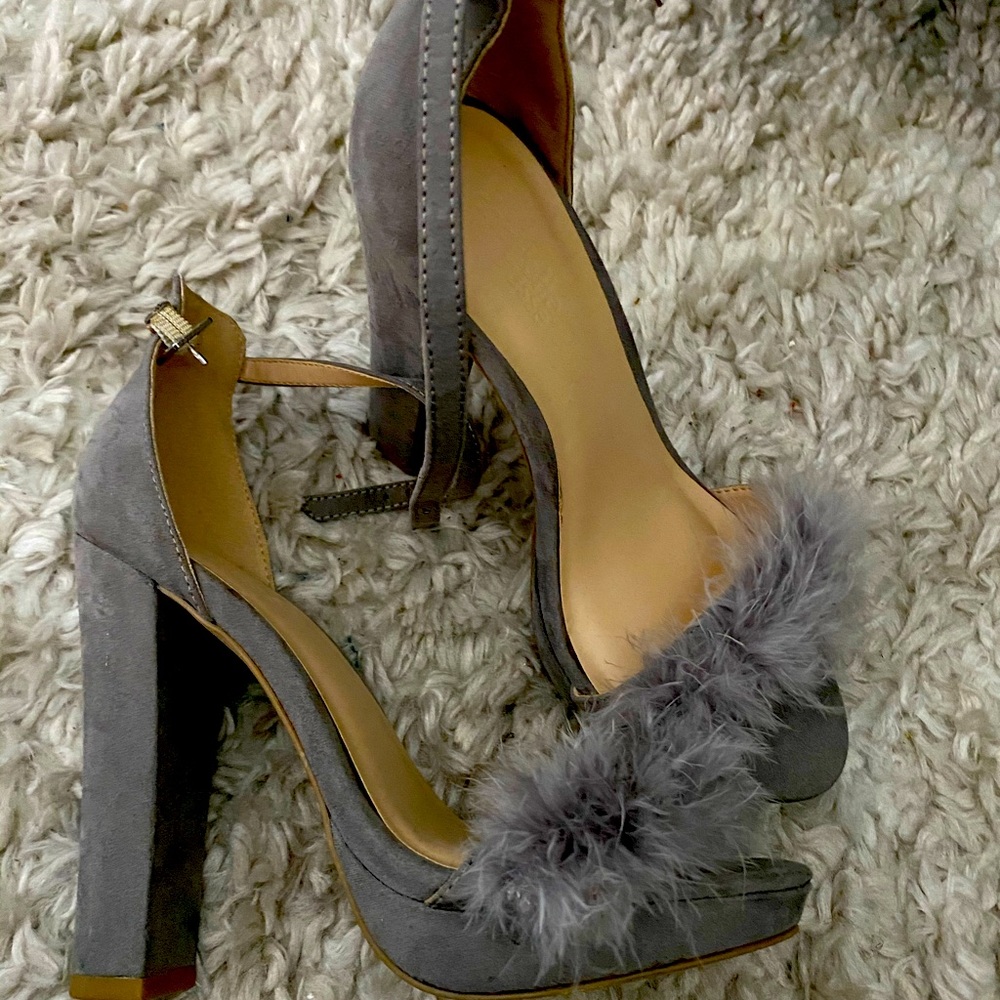 Grey fur sandals